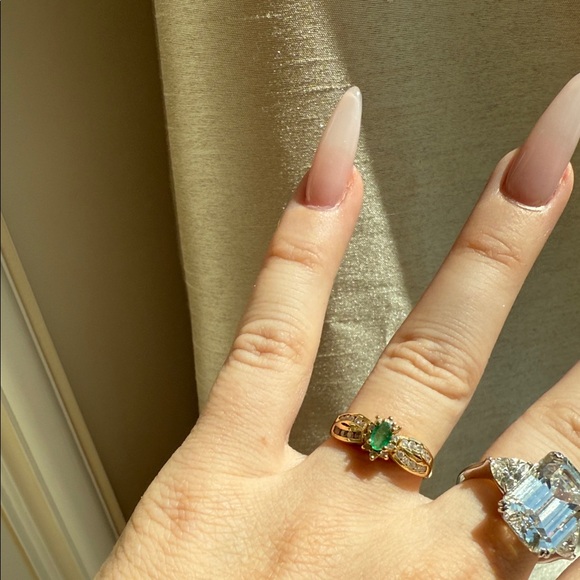 18KT GOLD EMERALD & DIAMOND RING - Picture 2 of 5